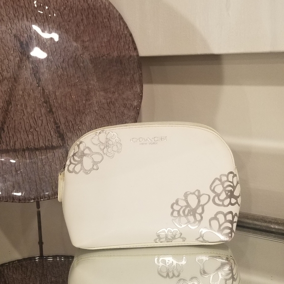 COACH Medium Cosmetics Case 8"×6" - Picture 2 of 6